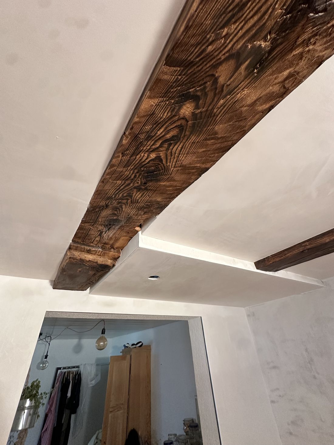 Detail der abgesetzten Decke mit freigelegtem Balken